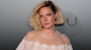 Rebecca Ferguson, son yıllarda hem Hollywood'un en güçlü kadın oyuncularından biri hem de uluslararası yapımlarda aranan isimlerden biri olarak öne çıkmaktadır. Özellikle Mission: Impossible serisindeki Ilsa Faust karakteri, Dune filmlerindeki Lady Jessica rolü ve Silo dizisindeki Juliette Nichols performansıyla geniş bir hayran kitlesine ulaşmıştır.