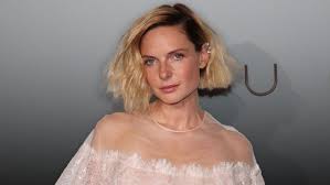 Rebecca Ferguson, son yıllarda hem Hollywood'un en güçlü kadın oyuncularından biri hem de uluslararası yapımlarda aranan isimlerden biri olarak öne çıkmaktadır. Özellikle Mission: Impossible serisindeki Ilsa Faust karakteri, Dune filmlerindeki Lady Jessica rolü ve Silo dizisindeki Juliette Nichols performansıyla geniş bir hayran kitlesine ulaşmıştır.