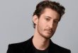 Pierre Niney, Fransız sinemasının son yıllarda yetiştirdiği en yetenekli ve çok yönlü oyunculardan biridir. Sahne sanatlarından gelen güçlü tiyatro altyapısı, doğal oyunculuk yeteneği ve farklı türlerdeki rollerde gösterdiği başarı sayesinde Avrupa sinemasında önemli bir konuma yükselmiştir. Özellikle “Yves Saint Laurent” filmindeki performansı, onun kariyerinde bir dönüm noktası olmuş ve uluslararası alanda büyük yankı uyandırmıştır.
