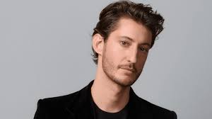 Pierre Niney, Fransız sinemasının son yıllarda yetiştirdiği en yetenekli ve çok yönlü oyunculardan biridir. Sahne sanatlarından gelen güçlü tiyatro altyapısı, doğal oyunculuk yeteneği ve farklı türlerdeki rollerde gösterdiği başarı sayesinde Avrupa sinemasında önemli bir konuma yükselmiştir. Özellikle “Yves Saint Laurent” filmindeki performansı, onun kariyerinde bir dönüm noktası olmuş ve uluslararası alanda büyük yankı uyandırmıştır.
