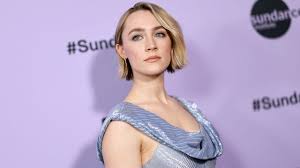 Saoirse Ronan, modern sinemanın en yetenekli ve en çok ödül adayı gösterilen genç kuşak oyuncularından biri olarak kabul edilmektedir. Henüz çocuk yaşta başladığı kariyerinde Oscar, BAFTA ve Altın Küre gibi dünyanın en prestijli ödüllerine defalarca aday gösterilmiş, güçlü oyunculuğu ve doğal performansıyla uluslararası bir üne kavuşmuştur.