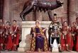 1964 yapımı “Roma İmparatorluğu’nun Çöküşü” (The Fall of the Roman Empire), klasik Hollywood döneminin en büyük tarihsel epiklerinden biri olarak kabul edilen, görkemli prodüksiyonu ve dev oyuncu kadrosuyla dikkat çeken bir filmdir. Yönetmenliğini Anthony Mann üstlenmiş, film; Roma İmparatorluğu’nun siyasi gerilimlerle sarsıldığı bir dönemi geniş ölçekli bir anlatıyla beyazperdeye taşımıştır.