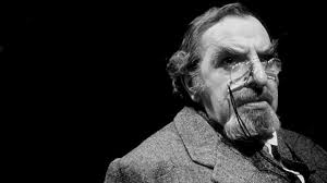 Klasik İngiliz sinemasının en dikkat çekici karakter oyuncularından biri olan Hugh Griffith, güçlü sahne hakimiyeti, kendine özgü mizah anlayışı ve unutulmaz yan karakter performanslarıyla sinema tarihinde özel bir yere sahiptir. Kariyeri boyunca onlarca filmde rol alan Griffith, özellikle 1959 yapımı Ben-Hur filmindeki Şeyh İlderim rolüyle kazandığı Akademi Ödülü sayesinde uluslararası üne kavuşmuştur.