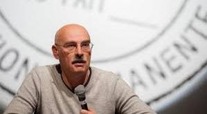 Maurizio Lazzarato önemli bir yere sahiptir. Sosyolog, filozof ve siyaset kuramcısı kimliğiyle tanınan Lazzarato, özellikle maddi olmayan emek, bilişsel kapitalizm, neoliberalizm, borç ekonomisi ve biyopolitika üzerine geliştirdiği teorilerle çağdaş sosyal bilimlerin en etkili isimlerinden biri hâline gelmiştir. Çalışmaları yalnızca akademik çevrelerde değil, aynı zamanda küreselleşme, çalışma hayatı ve ekonomik eşitsizlikler üzerine düşünen aktivistler,