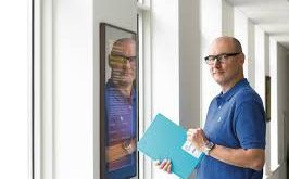 Evrimsel biyoloji, matematiksel modelleme ve bulaşıcı hastalık dinamikleri alanlarında yaptığı çalışmalarla tanınan Martin Nowak, modern teorik biyolojinin en etkili isimlerinden biri olarak kabul edilmektedir. Harvard Üniversitesi’nde matematik ve biyoloji profesörü olarak görev yapan Nowak, özellikle evrimsel dinamikler, oyun teorisi ve virüslerin yayılım modelleri üzerine geliştirdiği matematiksel yaklaşımlarla bilim dünyasında önemli bir yer edinmiştir.