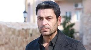 Ozan Akbaba, 9 Haziran 1982 tarihinde Kars'ta dünyaya geldi. Doğu Anadolu’nun kültürel zenginliğiyle büyüyen Akbaba, çocukluk yıllarından itibaren sanata ilgi duydu. Eğitim hayatını başarıyla sürdüren oyuncu, üniversite öğrenimini Akdeniz Üniversitesi Güzel Sanatlar Fakültesi İç Mimarlık ve Çevre Tasarımı Bölümü’nde tamamladı.