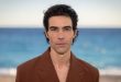 Fransız sinemasının son yıllarda yetiştirdiği en başarılı oyuncular arasında gösterilen Tahar Rahim, güçlü oyunculuğu, karakterlere kattığı derinlik ve uluslararası yapımlardaki etkileyici performanslarıyla dünya çapında tanınan bir isimdir. Özellikle 2009 yapımı A Prophet filmindeki unutulmaz performansıyla büyük çıkış yakalayan Rahim, kısa süre içerisinde Avrupa sinemasının en dikkat çekici oyuncularından biri haline gelmiştir.