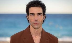 Fransız sinemasının son yıllarda yetiştirdiği en başarılı oyuncular arasında gösterilen Tahar Rahim, güçlü oyunculuğu, karakterlere kattığı derinlik ve uluslararası yapımlardaki etkileyici performanslarıyla dünya çapında tanınan bir isimdir. Özellikle 2009 yapımı A Prophet filmindeki unutulmaz performansıyla büyük çıkış yakalayan Rahim, kısa süre içerisinde Avrupa sinemasının en dikkat çekici oyuncularından biri haline gelmiştir.