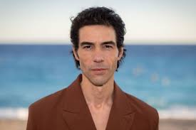 Fransız sinemasının son yıllarda yetiştirdiği en başarılı oyuncular arasında gösterilen Tahar Rahim, güçlü oyunculuğu, karakterlere kattığı derinlik ve uluslararası yapımlardaki etkileyici performanslarıyla dünya çapında tanınan bir isimdir. Özellikle 2009 yapımı A Prophet filmindeki unutulmaz performansıyla büyük çıkış yakalayan Rahim, kısa süre içerisinde Avrupa sinemasının en dikkat çekici oyuncularından biri haline gelmiştir.