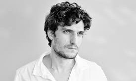 Özellikle The Dreamers, Love Songs, Saint Laurent, Mon Roi ve Little Women gibi yapımlarla geniş kitlelere ulaşan Garrel, Fransız Yeni Dalgası geleneğini modern sinemaya taşıyan oyuncular arasında gösterilmektedir. Bu yazıda Louis Garrel’in yaşamı, kariyeri, önemli filmleri, yönetmenlik çalışmaları ve Fransız sinemasındaki yeri ayrıntılı olarak ele alınmaktadır.