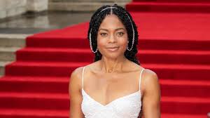 Naomie Harris’in kariyeri yalnızca ticari başarılarla değil, aynı zamanda eleştirmenler tarafından övgü alan performanslarla da şekillenmiştir. “Karayip Korsanları” serisindeki Tia Dalma/Kalipso rolü, James Bond serisindeki Eve Moneypenny karakteri ve “Skyfall” performansı onun küresel tanınırlığını artırmıştır.