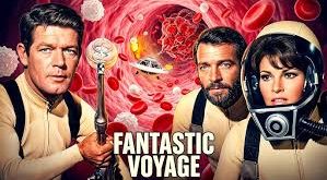 1966 yapımı “Esrarengiz Yolculuk” (Fantastic Voyage), bilimkurgu sinemasının en yaratıcı ve görsel açıdan en yenilikçi filmlerinden biri olarak kabul edilir. Yönetmenliğini Richard Fleischer’ın üstlendiği film, insan vücudunun içine yapılan mikroskobik bir yolculuğu konu alarak dönemine göre son derece ileri bir konsept sunar.