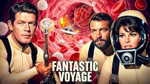 1966 yapımı “Esrarengiz Yolculuk” (Fantastic Voyage), bilimkurgu sinemasının en yaratıcı ve görsel açıdan en yenilikçi filmlerinden biri olarak kabul edilir. Yönetmenliğini Richard Fleischer’ın üstlendiği film, insan vücudunun içine yapılan mikroskobik bir yolculuğu konu alarak dönemine göre son derece ileri bir konsept sunar.
