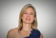 Lisa Randall, modern teorik fiziğin en etkili isimlerinden biri olarak kabul edilen Amerikalı bir fizikçidir. 18 Haziran 1962’de New York, Queens’te doğan Randall, evrenin temel yapısını açıklamaya çalışan kuramsal çalışmalarıyla özellikle parçacık fiziği ve kozmoloji alanlarında önemli katkılar sunmuştur.
