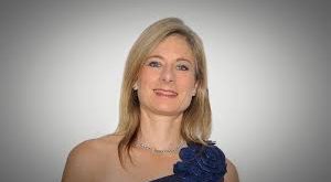 Lisa Randall, modern teorik fiziğin en etkili isimlerinden biri olarak kabul edilen Amerikalı bir fizikçidir. 18 Haziran 1962’de New York, Queens’te doğan Randall, evrenin temel yapısını açıklamaya çalışan kuramsal çalışmalarıyla özellikle parçacık fiziği ve kozmoloji alanlarında önemli katkılar sunmuştur.