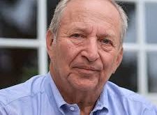 Lawrence Henry Summers, modern ekonomi politikalarının şekillenmesinde önemli rol oynamış Amerikalı bir ekonomist, akademisyen ve siyasetçidir. 30 Kasım 1954’te New Haven, Connecticut’ta doğan Summers; ABD Hazine Bakanı, Harvard Üniversitesi Başkanı ve Beyaz Saray Ulusal Ekonomi Konseyi Direktörü gibi kritik görevlerde bulunarak hem akademi hem de devlet yönetimi alanında etkili bir kariyer inşa etmiştir.