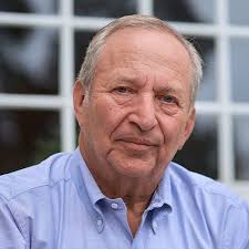 Lawrence Henry Summers, modern ekonomi politikalarının şekillenmesinde önemli rol oynamış Amerikalı bir ekonomist, akademisyen ve siyasetçidir. 30 Kasım 1954’te New Haven, Connecticut’ta doğan Summers; ABD Hazine Bakanı, Harvard Üniversitesi Başkanı ve Beyaz Saray Ulusal Ekonomi Konseyi Direktörü gibi kritik görevlerde bulunarak hem akademi hem de devlet yönetimi alanında etkili bir kariyer inşa etmiştir.
