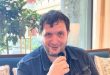 Karim Leklou, 20 Haziran 1982 tarihinde Fransa’da dünyaya geldi. Çok kültürlü bir çevrede büyüyen oyuncu, genç yaşlardan itibaren sanat ve sinemaya ilgi duymaya başladı. Çocukluk yıllarında oyunculuk mesleğini hedefleyen Leklou, klasik yıldız oyuncu profilinden farklı bir yol izledi.