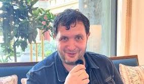 Karim Leklou, 20 Haziran 1982 tarihinde Fransa’da dünyaya geldi. Çok kültürlü bir çevrede büyüyen oyuncu, genç yaşlardan itibaren sanat ve sinemaya ilgi duymaya başladı. Çocukluk yıllarında oyunculuk mesleğini hedefleyen Leklou, klasik yıldız oyuncu profilinden farklı bir yol izledi.