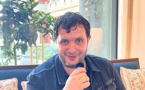 Karim Leklou, 20 Haziran 1982 tarihinde Fransa’da dünyaya geldi. Çok kültürlü bir çevrede büyüyen oyuncu, genç yaşlardan itibaren sanat ve sinemaya ilgi duymaya başladı. Çocukluk yıllarında oyunculuk mesleğini hedefleyen Leklou, klasik yıldız oyuncu profilinden farklı bir yol izledi.