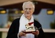 Fransız sinemasının en önemli auteur yönetmenlerinden biri olan Bertrand Tavernier, hem sinema eleştirmeni kimliği hem de yönetmenlik kariyeriyle Avrupa sinema tarihine damga vurmuş bir sanatçıdır. 1970’lerden itibaren yönettiği filmlerle modern Fransız toplumunu, tarihsel olayları ve insan psikolojisini derinlikli biçimde ele alan Tavernier, özellikle toplumsal gerçekçilik ve politik sinema alanındaki katkılarıyla tanınmaktadır.