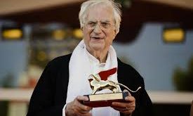 Fransız sinemasının en önemli auteur yönetmenlerinden biri olan Bertrand Tavernier, hem sinema eleştirmeni kimliği hem de yönetmenlik kariyeriyle Avrupa sinema tarihine damga vurmuş bir sanatçıdır. 1970’lerden itibaren yönettiği filmlerle modern Fransız toplumunu, tarihsel olayları ve insan psikolojisini derinlikli biçimde ele alan Tavernier, özellikle toplumsal gerçekçilik ve politik sinema alanındaki katkılarıyla tanınmaktadır.