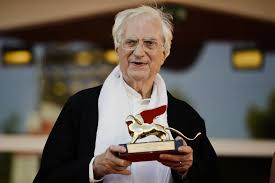 Fransız sinemasının en önemli auteur yönetmenlerinden biri olan Bertrand Tavernier, hem sinema eleştirmeni kimliği hem de yönetmenlik kariyeriyle Avrupa sinema tarihine damga vurmuş bir sanatçıdır. 1970’lerden itibaren yönettiği filmlerle modern Fransız toplumunu, tarihsel olayları ve insan psikolojisini derinlikli biçimde ele alan Tavernier, özellikle toplumsal gerçekçilik ve politik sinema alanındaki katkılarıyla tanınmaktadır.