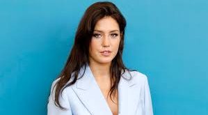 Adèle Exarchopoulos, modern Fransız sinemasının en dikkat çeken ve en güçlü performanslarıyla öne çıkan oyuncularından biridir. Özellikle 2013 yapımı “Mavi En Sıcak Renktir” (La Vie d’Adèle – Blue Is the Warmest Colour) filmiyle uluslararası alanda büyük bir çıkış yapmış, genç yaşta dünya sinemasının en prestijli ödüllerinden biri olan Altın Palmiye’yi kazanarak adını tarihe yazdırmıştır. Hem doğal oyunculuğu hem de duygusal derinliğiyle tanınan Exarchopoulos, Avrupa sinemasının yeni kuşak yıldızları arasında önemli bir yere sahiptir.
