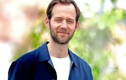 Lavernhe, yalnızca sinema oyuncusu değil; aynı zamanda güçlü bir tiyatro sanatçısıdır. Shakespeare’den Molière’e, Racine’den Ibsen’e uzanan geniş repertuvarı, onun çok yönlü oyunculuk yeteneğini açıkça ortaya koymaktadır.