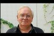 Ernesto Laclau, 20. yüzyılın ikinci yarısı ile 21. yüzyılın başında siyaset teorisini köklü biçimde yeniden şekillendiren en önemli düşünürlerden biridir. Arjantinli bir politik kuramcı olarak başlayan entelektüel yolculuğu, onu post-Marksist teorinin kurucu isimlerinden biri hâline getirmiş; hegemonya, söylem, popülizm ve radikal demokrasi üzerine geliştirdiği fikirlerle çağdaş siyaset felsefesinin merkezine yerleştirmiştir.