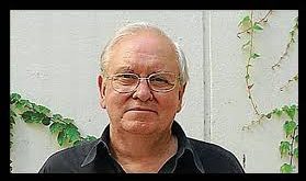 Ernesto Laclau, 20. yüzyılın ikinci yarısı ile 21. yüzyılın başında siyaset teorisini köklü biçimde yeniden şekillendiren en önemli düşünürlerden biridir. Arjantinli bir politik kuramcı olarak başlayan entelektüel yolculuğu, onu post-Marksist teorinin kurucu isimlerinden biri hâline getirmiş; hegemonya, söylem, popülizm ve radikal demokrasi üzerine geliştirdiği fikirlerle çağdaş siyaset felsefesinin merkezine yerleştirmiştir.