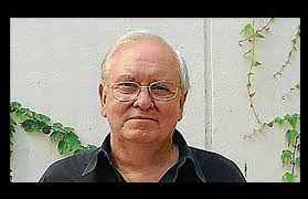 Ernesto Laclau, 20. yüzyılın ikinci yarısı ile 21. yüzyılın başında siyaset teorisini köklü biçimde yeniden şekillendiren en önemli düşünürlerden biridir. Arjantinli bir politik kuramcı olarak başlayan entelektüel yolculuğu, onu post-Marksist teorinin kurucu isimlerinden biri hâline getirmiş; hegemonya, söylem, popülizm ve radikal demokrasi üzerine geliştirdiği fikirlerle çağdaş siyaset felsefesinin merkezine yerleştirmiştir.