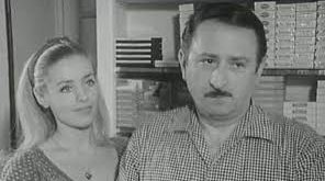 Fransız sinema ve televizyon dünyasında uzun yıllar boyunca aktif olmuş karakter oyuncularından biri olan Bernard Charlan, gerçek adıyla Marcel Saulay, özellikle 1940’lardan 1980’lere uzanan geniş kariyeriyle dikkat çeken bir sanatçıdır. Çok sayıda sinema filminde, televizyon dizisinde ve tiyatro yapımında rol almış olan Charlan, Fransız popüler sinemasının “görünür ama arka planda kalan” önemli yüzlerinden biri olarak kabul edilir.