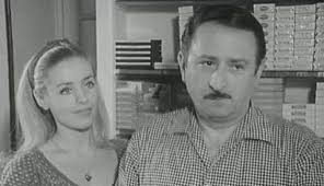 Fransız sinema ve televizyon dünyasında uzun yıllar boyunca aktif olmuş karakter oyuncularından biri olan Bernard Charlan, gerçek adıyla Marcel Saulay, özellikle 1940’lardan 1980’lere uzanan geniş kariyeriyle dikkat çeken bir sanatçıdır. Çok sayıda sinema filminde, televizyon dizisinde ve tiyatro yapımında rol almış olan Charlan, Fransız popüler sinemasının “görünür ama arka planda kalan” önemli yüzlerinden biri olarak kabul edilir.