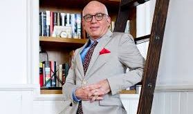 Modern medya dünyasının en tartışmalı, en üretken ve en çok konuşulan gazetecilerinden biri olan Michael Wolff, özellikle siyaset, medya endüstrisi ve güç ilişkileri üzerine yazdığı kitaplar ve köşe yazılarıyla tanınmaktadır.