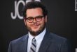 Josh Gad, tam adıyla Joshua Ilan Gad, güçlü sesi, etkileyici komedi yeteneği ve sıcak oyunculuk tarzıyla son yılların en başarılı Amerikalı oyuncularından biridir. Özellikle Disney'in Frozen (Karlar Ülkesi) serisinde seslendirdiği Olaf karakteri sayesinde dünya çapında büyük bir üne kavuşan Gad, bunun yanında Broadway sahnelerinde sergilediği performanslar, sinema filmleri, televizyon dizileri ve yapımcılık çalışmalarıyla çok yönlü bir kariyer oluşturmuştur.