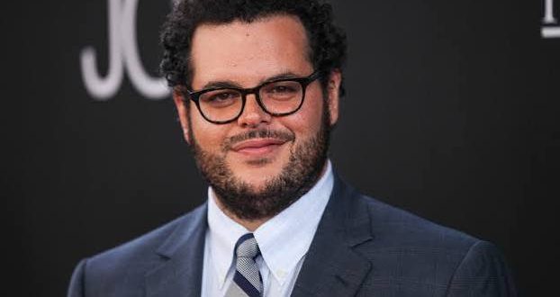 Josh Gad, tam adıyla Joshua Ilan Gad, güçlü sesi, etkileyici komedi yeteneği ve sıcak oyunculuk tarzıyla son yılların en başarılı Amerikalı oyuncularından biridir. Özellikle Disney'in Frozen (Karlar Ülkesi) serisinde seslendirdiği Olaf karakteri sayesinde dünya çapında büyük bir üne kavuşan Gad, bunun yanında Broadway sahnelerinde sergilediği performanslar, sinema filmleri, televizyon dizileri ve yapımcılık çalışmalarıyla çok yönlü bir kariyer oluşturmuştur.