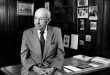 Modern analitik felsefenin en önemli isimlerinden biri olarak kabul edilen Willard Van Orman Quine, mantık, dil felsefesi, epistemoloji ve metafizik alanlarında geliştirdiği özgün fikirlerle 20. yüzyıl düşünce dünyasını derinden etkilemiştir. Geleneksel felsefenin birçok temel varsayımını sorgulayan Quine, özellikle bilgi kuramı ve anlam teorisine yönelik eleştirileriyle felsefede yeni tartışmaların önünü açmıştır.