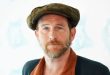 İngiliz televizyon ve sinema dünyasının en özgün karakter oyuncularından biri olan Paul Kaye, komedyen, aktör, senarist ve müzisyen kimliğiyle uluslararası tanınırlık kazanmış çok yönlü bir sanatçıdır. Kariyeri boyunca absürt komediden fantastik dizilere, bağımsız sinemadan büyük bütçeli yapımlara kadar geniş bir yelpazede rol alan Kaye, özellikle yarattığı sıra dışı karakterlerle dikkat çekmiştir.