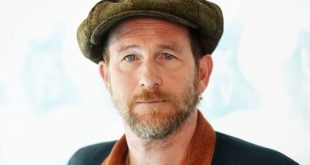 İngiliz televizyon ve sinema dünyasının en özgün karakter oyuncularından biri olan Paul Kaye, komedyen, aktör, senarist ve müzisyen kimliğiyle uluslararası tanınırlık kazanmış çok yönlü bir sanatçıdır. Kariyeri boyunca absürt komediden fantastik dizilere, bağımsız sinemadan büyük bütçeli yapımlara kadar geniş bir yelpazede rol alan Kaye, özellikle yarattığı sıra dışı karakterlerle dikkat çekmiştir.