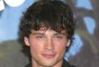 Amerikalı aktör, yapımcı, yönetmen ve eski model Tom Welling, özellikle Smallville dizisinde canlandırdığı genç Clark Kent karakteriyle dünya çapında tanınan bir isimdir. Süper kahraman temalı televizyon yapımlarının en başarılı örneklerinden biri olarak kabul edilen Smallville, Welling'i yalnızca ABD'de değil, uluslararası arenada da geniş bir hayran kitlesine ulaştırmıştır.