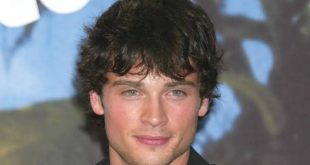 Amerikalı aktör, yapımcı, yönetmen ve eski model Tom Welling, özellikle Smallville dizisinde canlandırdığı genç Clark Kent karakteriyle dünya çapında tanınan bir isimdir. Süper kahraman temalı televizyon yapımlarının en başarılı örneklerinden biri olarak kabul edilen Smallville, Welling'i yalnızca ABD'de değil, uluslararası arenada da geniş bir hayran kitlesine ulaştırmıştır.