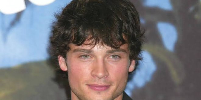 Amerikalı aktör, yapımcı, yönetmen ve eski model Tom Welling, özellikle Smallville dizisinde canlandırdığı genç Clark Kent karakteriyle dünya çapında tanınan bir isimdir. Süper kahraman temalı televizyon yapımlarının en başarılı örneklerinden biri olarak kabul edilen Smallville, Welling'i yalnızca ABD'de değil, uluslararası arenada da geniş bir hayran kitlesine ulaştırmıştır.