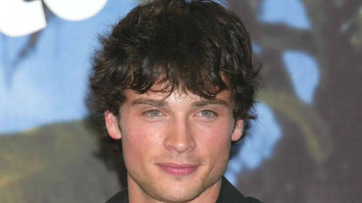 Amerikalı aktör, yapımcı, yönetmen ve eski model Tom Welling, özellikle Smallville dizisinde canlandırdığı genç Clark Kent karakteriyle dünya çapında tanınan bir isimdir. Süper kahraman temalı televizyon yapımlarının en başarılı örneklerinden biri olarak kabul edilen Smallville, Welling'i yalnızca ABD'de değil, uluslararası arenada da geniş bir hayran kitlesine ulaştırmıştır.
