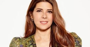 Hollywood'un en başarılı ve saygın oyuncularından biri olan Marisa Tomei, doğal oyunculuğu, güçlü karakter yorumları ve farklı türlerdeki performanslarıyla uzun yıllardır sinema dünyasının dikkat çeken isimleri arasında yer almaktadır. Komediden drama, romantik filmlerden süper kahraman yapımlarına kadar uzanan geniş kariyeri boyunca birçok unutulmaz karaktere hayat veren Tomei, özellikle My Cousin Vinny filmiyle kazandığı Akademi Ödülü sayesinde uluslararası ün kazanmıştır.