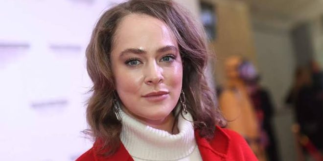 Rus sinemasının ve televizyon dünyasının son yıllarda yetiştirdiği en dikkat çekici isimlerden biri olan Aglaya Tarasova, doğal oyunculuğu, güçlü ekran enerjisi ve farklı türlerdeki yapımlarda sergilediği başarılı performanslarla uluslararası alanda adından söz ettirmeyi başarmıştır. Romantik komedilerden tarihi filmlere, dram yapımlarından bilim kurgu projelerine kadar geniş bir yelpazede rol alan Tarasova, özellikle Rusya'da genç kuşağın en başarılı kadın oyuncuları arasında gösterilmektedir.