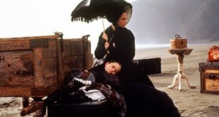 1993 yapımı The Piano (Piyano), sinema tarihinde dramatik anlatımı, görsel dili ve karakter odaklı hikâyesiyle özel bir yere sahip olan filmler arasında gösterilir. Senaryosunu yazan ve yönetmen koltuğunda oturan Jane Campion, bu filmle yalnızca kariyerinin en önemli eserlerinden birini ortaya koymakla kalmamış, aynı zamanda dünya sinemasında kadın yönetmenlerin gücünü gösteren unutulmaz bir yapıta imza atmıştır.