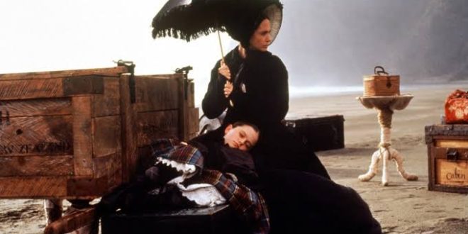 1993 yapımı The Piano (Piyano), sinema tarihinde dramatik anlatımı, görsel dili ve karakter odaklı hikâyesiyle özel bir yere sahip olan filmler arasında gösterilir. Senaryosunu yazan ve yönetmen koltuğunda oturan Jane Campion, bu filmle yalnızca kariyerinin en önemli eserlerinden birini ortaya koymakla kalmamış, aynı zamanda dünya sinemasında kadın yönetmenlerin gücünü gösteren unutulmaz bir yapıta imza atmıştır.