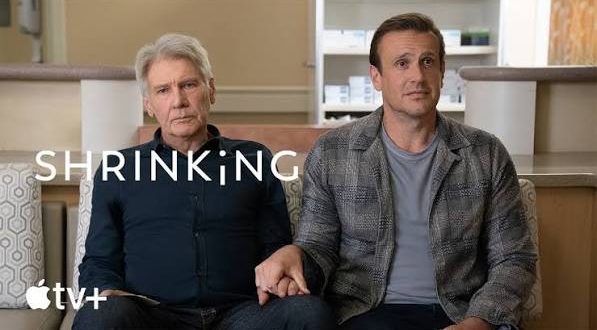 Shrinking, 2023 yılında Apple TV+ ekranlarında izleyiciyle buluşan, dram ile komediyi başarılı biçimde harmanlayan modern bir televizyon dizisi. Başrollerini Jason Segel, Harrison Ford, Jessica Williams, Christa Miller, Lukita Maxwell ve Luke Tennie'nin paylaştığı yapım; yas, aile ilişkileri, dostluk, terapi, öfke, suçluluk ve yeniden hayata tutunma gibi ağır konuları mizahın sıcaklığıyla ele alıyor. Dizinin yaratıcı ekibinde Jason Segel'in yanı sıra Bill Lawrence ve Brett Goldstein bulunuyor.
