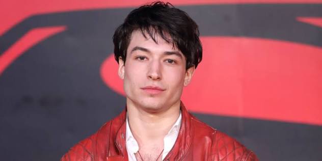 Ezra Miller, çağdaş Amerikan sinemasının en dikkat çeken isimlerinden biri olarak hem oyunculuk hem de müzik alanındaki çalışmalarıyla tanınmaktadır. Genç yaşta başladığı kariyerinde bağımsız yapımlardan büyük bütçeli Hollywood filmlerine uzanan geniş bir yelpazede rol alan Miller, özellikle Kevin Hakkında Konuşmalıyız (We Need to Talk About Kevin), Saksı Olmanın Faydaları (The Perks of Being a Wallflower), Fantastik Canavarlar (Fantastic Beasts) serisi ve DC Comics uyarlaması The Flash karakteriyle uluslararası üne kavuşmuştur.